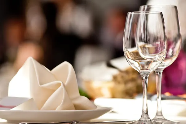 A cerut nota de plată la un restaurant. Când a privit-o atent, a amuțit. Ce scria pe ea