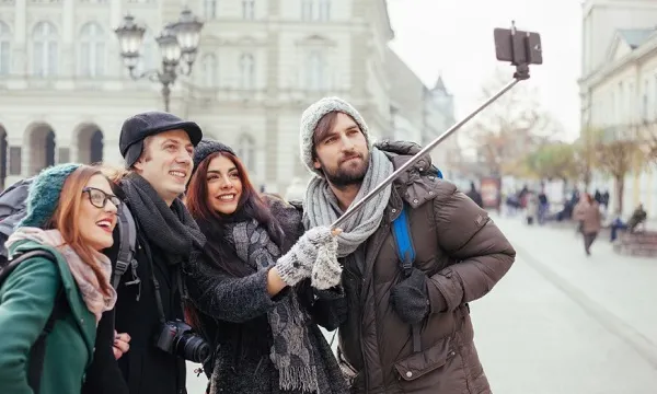 La ce îți supui fața atunci când îți faci selfie-uri. Pericolul, confirmat de un dermatolog