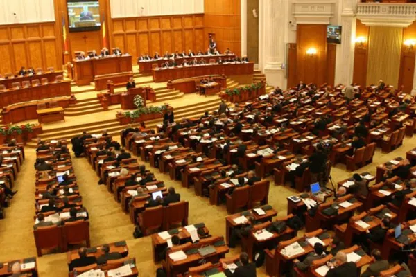 Legea care permite Guvernului să emită ordonanțe în vacanța parlamentară, adoptată