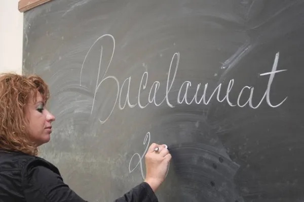 SIMULARE BACALAUREAT. Elevii de clasa a XII-a şi a XI-a susţin simularea la Limba Română