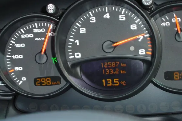 Polițiștii au oprit un Porsche care gonea cu 105 km/h. Au încremenit! Cine a coborât de la volan