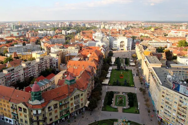 O sută de sindicalişti, pensionari au protestat în faţa Prefecturii Timiş cerând demisia Guvernului