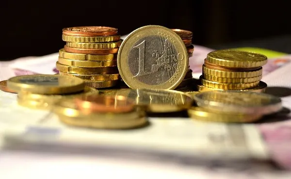 Surprinză pe piața valutară, în ziua învestirii lui Nicușor Dan. Cum a evoluat leul în raport cu euro?