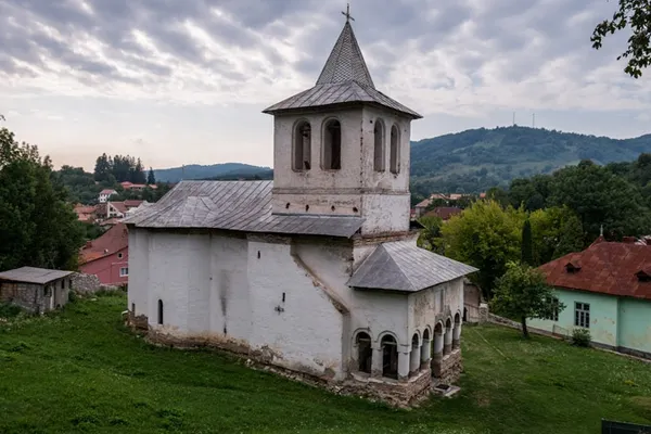 "Suntem salvaţi! E aur sub toată biserica!" Comoara ascunsă de Brâncoveanu la Baia de Aramă