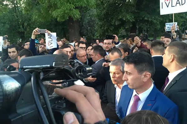 Protest la Guvern. Dacian Cioloş a ieşit în stradă să discute cu susţinătorii lui Vlad Alexandrescu