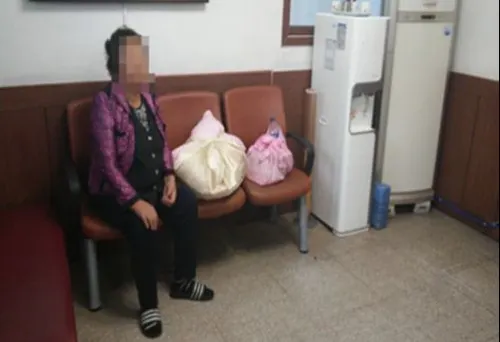 Se plimba dezorientată pe străzi cu 2 pachete în mână. Polițiștii au început să plângă. Ce au aflat