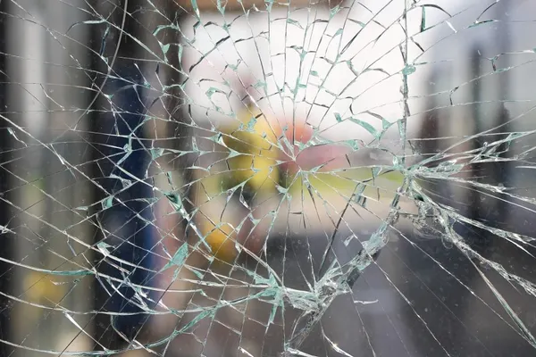 Au spart geamurile unui restaurant după un telefon suspect. Ce le-a spus cel care i-a sunat