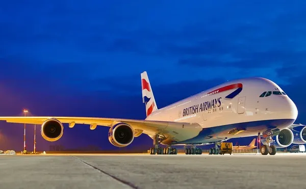 O presupusă dronă a lovit un avion la Aeroportul Heathrow, din Londra