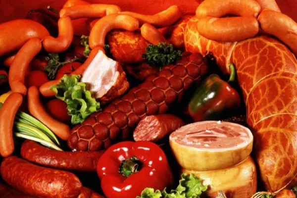 Aceste alimente hrănesc cancerul. Românii le consumă, din păcate, în fiecare zi