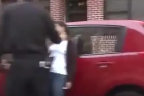Halucinant! Un polițist strânge de gât o femeie. Pietonii s-au oprit și au început să filmeze