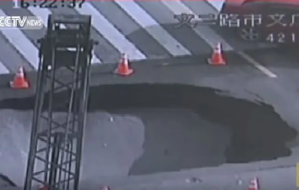 O intersecţie aglomerată din China, o gaură imensă se deschide... Momente de panică