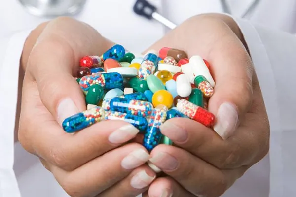Cum se toacă banii din programele de sănătate: medicamente pentru morţi şi achiziţii ilegale