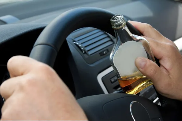 S-a urcat băut la volan și a lovit 51 de mașini. Polițiștii sunt șocați! Cine a coborât din mașină
