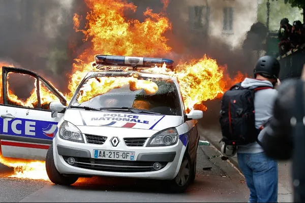 Proteste violente în Paris. O maşină a poliţiei a fost incendiată