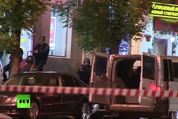 Luare de ostatici la o bancă din Moscova. Atacatorul amenința că aruncă în aer clădirea