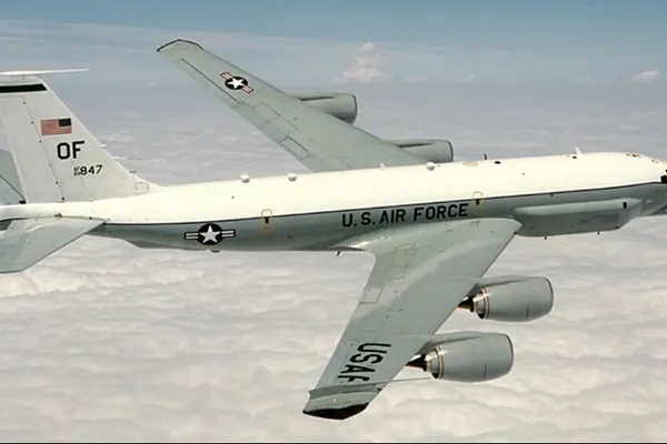 Un avion de spionaj american a zburat 'periculos' de aproape de un avion civil, la granița cu Rusia