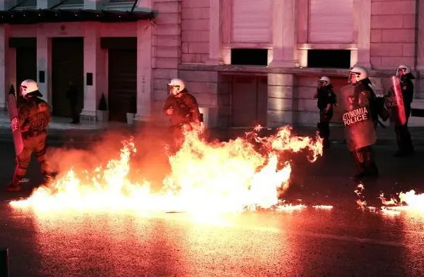 Reformă controversată a pensiilor în Grecia. Austeritatea, contestată în stradă