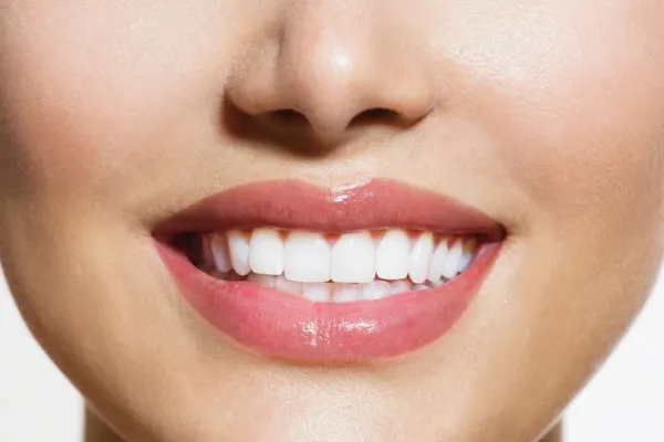 De ce sângerează gingiile dimineața? Ce spune acest simptom despre sănătatea ta generală