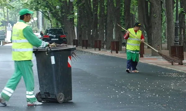 Doi gunoieri din Braşov au găsit o geantă plină cu bani, pierdută de o filipineză. Cum au reacţionat