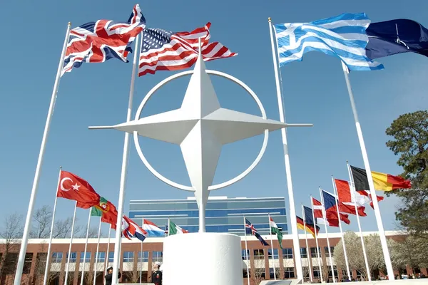 NATO îndeamnă Rusia să-şi retragă forţele militare din Ucraina