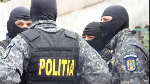 Un vas de sticlă din Israel, vechi din secolele 1-3 după Hristos, confiscat de polițiștii din Neamț