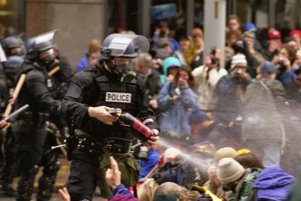 Protestele violente din Washington. Poliţişti răniţi, persoane reţinute