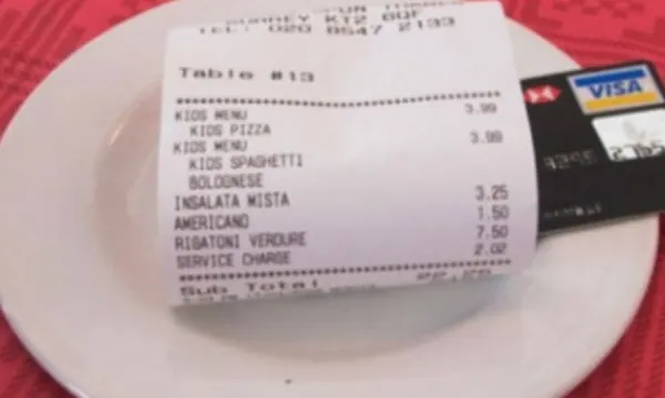 A hrănit doi copii ai străzii la restaurant. Apoi a cerut nota de plată. Când a văzut-o a plâns
