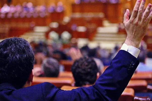(ANALIZĂ)Majoritatea parlamentară din toamnă depinde de votul UDMR și cel al neafiliaților