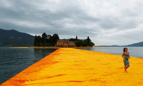 Spectaculos: "mersul pe apă", experienţa inedită în Italia - VIDEO