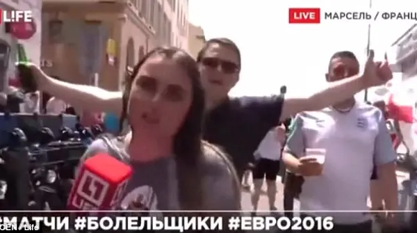 Moment șocant în direct la TV. O jurnalistă din Rusia e udată cu bere de huliganii englezi