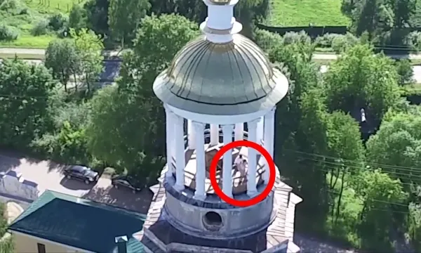 Doi tineri din Rusia, filmați cum fac SEX în clopotnița unei biserici! Imaginile, surprinse de dronă