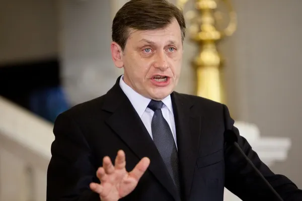 Crin Antonescu: "La PNL nu sunt de vină cântăreții, melodia e problema. Trebuie umblat la melodie"