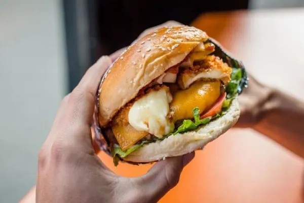 Restaurantul în care poţi mânca burgeri gratuit, pe viaţă. Trebuie să faci un singur lucru!