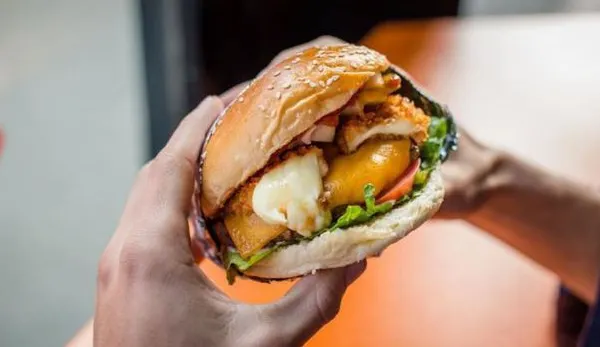 Alimentele care ne îmbătrânesc. Ce NU trebuie să mâncăm şi să bem pentru a ne menţine tineri