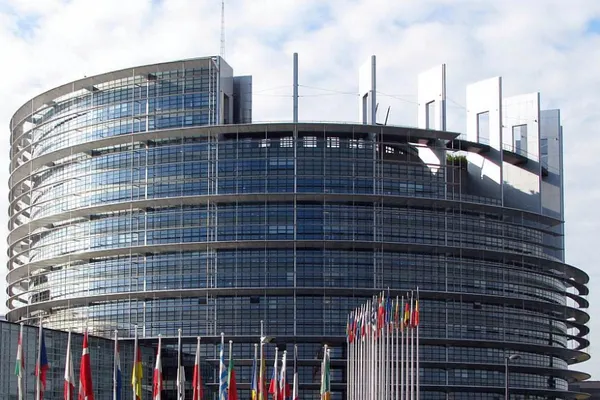 BREXIT. Parlamentul European cere activarea imediată a procedurii de ieşire a Marii Britanii din UE
