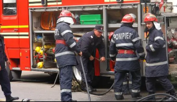 Incendiu la Casa de Pensii Argeş. Angajaţii au fost evacuaţi