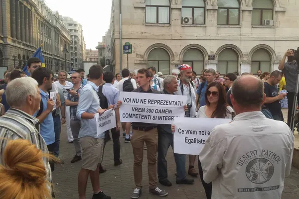 Protest faţă de pensiile speciale şi dezincriminarea conflictului de interese: "Parlament Penal!"