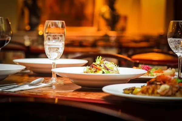 Pericolul ascuns din restaurante. Virusul care îmbolnăveşte mii de oameni