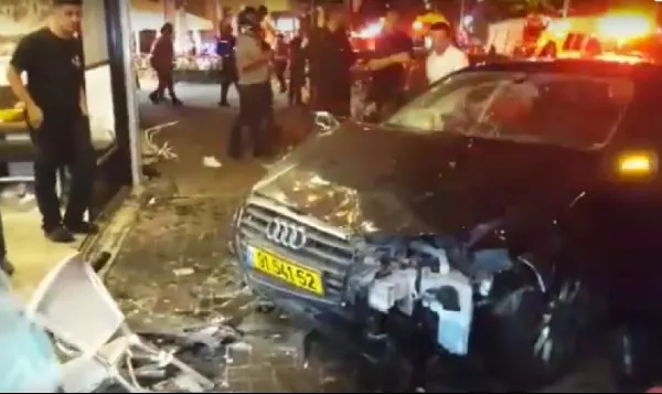 Accident îngrozitor! A condus mașina, în mod intenționat, spre restaurant: 3 morți, 6 răniți