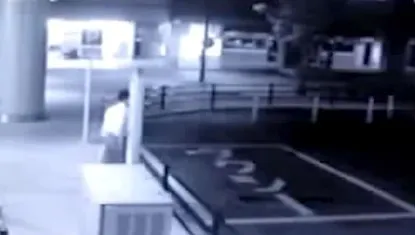 ”Arată ca o fantomă”. Ce au văzut polițiștii pe camerele de supraveghere de pe o stradă