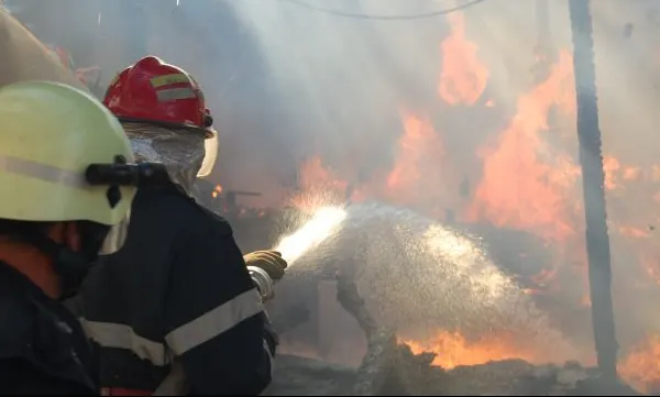 Incendiu puternic la un restaurant din Capitală. Clădirea, lipită de un bloc