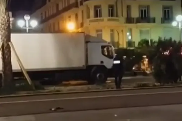Imagini șocante: Momentul în care atentatorul de la Nisa este împușcat de polițiști