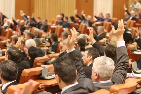 Credeți că legea care acordă pensii speciale parlamentarilor ar trebui modificată?