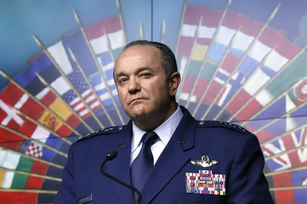 Cum complota Breedlove împotriva planurilor pe care le avea Obama faţă de tensiunile cu Rusia