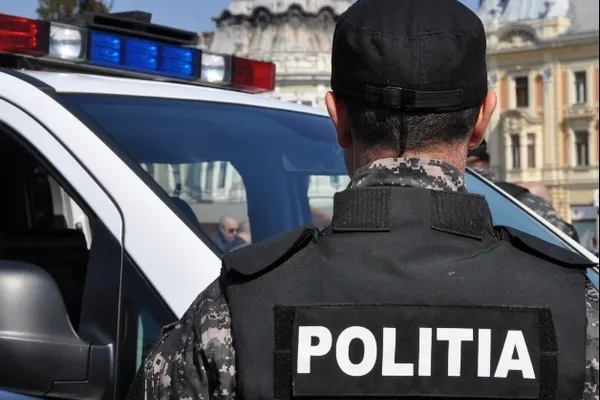 Două femei protestează pe acoperişul unui bloc din Capitală. Cer ca soţii lor să fie eliberați