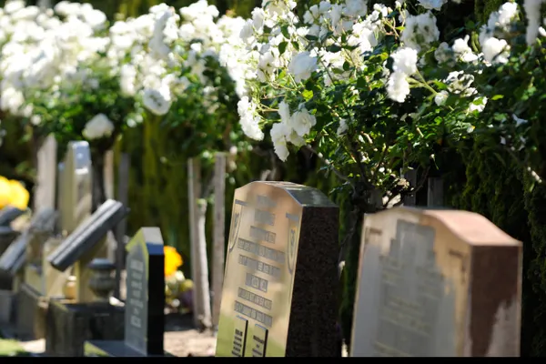 Piatră funerară în formă de iPhone, comercializată de o companie de servicii funerare din Rusia