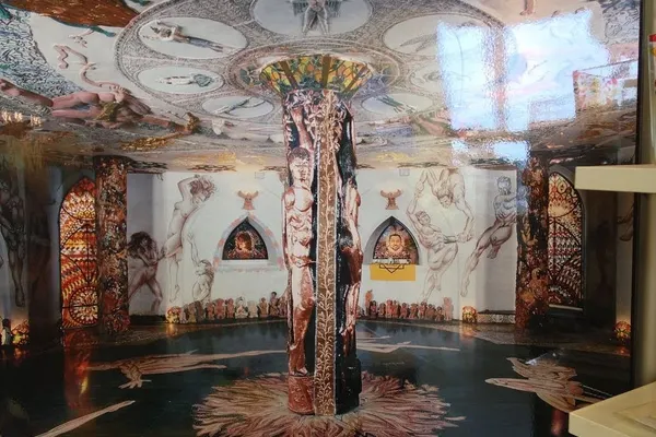 Imagini de senzație! Temple secrete săpate în pământ de un italian excentric