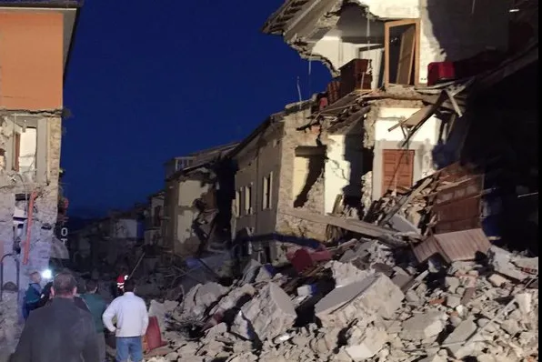 Înainte și după seismul din Italia. Cum arătau înainte de tragedie străzile și clădirile distruse