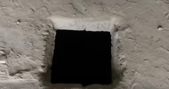 Au auzit sunete GROAZNICE într-o gaură din temelie. Au spart betonul cu târnăcopul, au rămas ŞOCAŢI