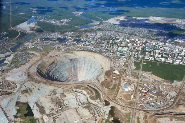 Cea mai valoroasă gaură din lume. 13 miliarde de lire se află în acest crater